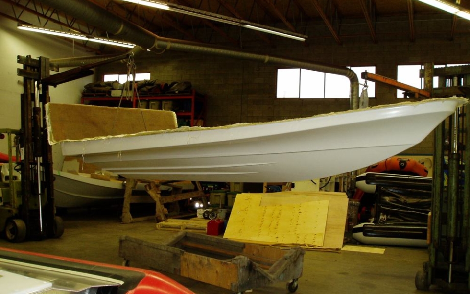 18-fiberglass-neptune-series-hull-construction-007