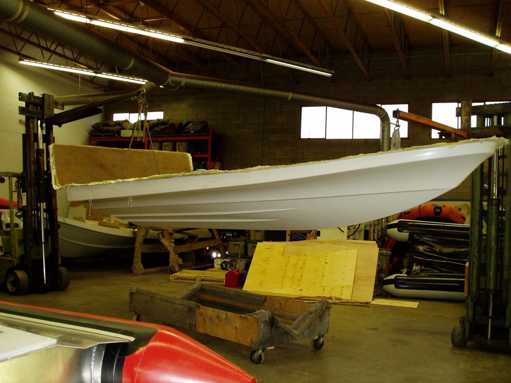 18-fiberglass-neptune-series-hull-construction-007